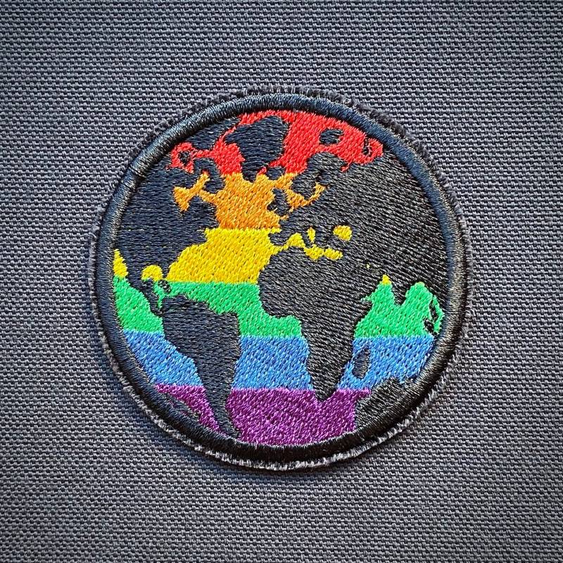 Planet Erde Regenbogen Lgbtq+ Pride Patch Love Is Stickerei Bio Baumwolle von atelierNAHTUNDART
