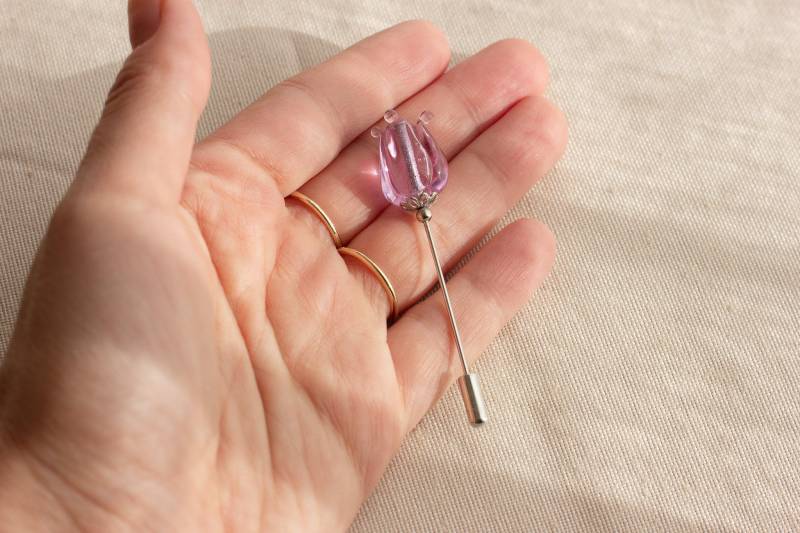 Tulpen Brosche | Handgefertigte Murano Lampwork Lila Glasperle Stahl von atelierOKO