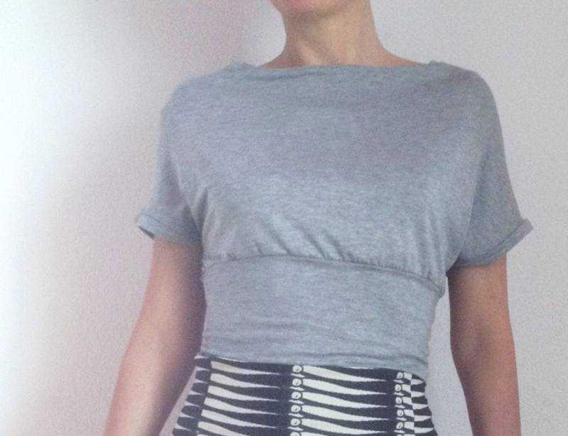 Graue Kurze Ärmeln Bauchfreies Top Mit Boot-Ausschnitt-Short Shirt-Jersey-Crop Mini Grau-T-Shirt Short-Sommer von atelierPop