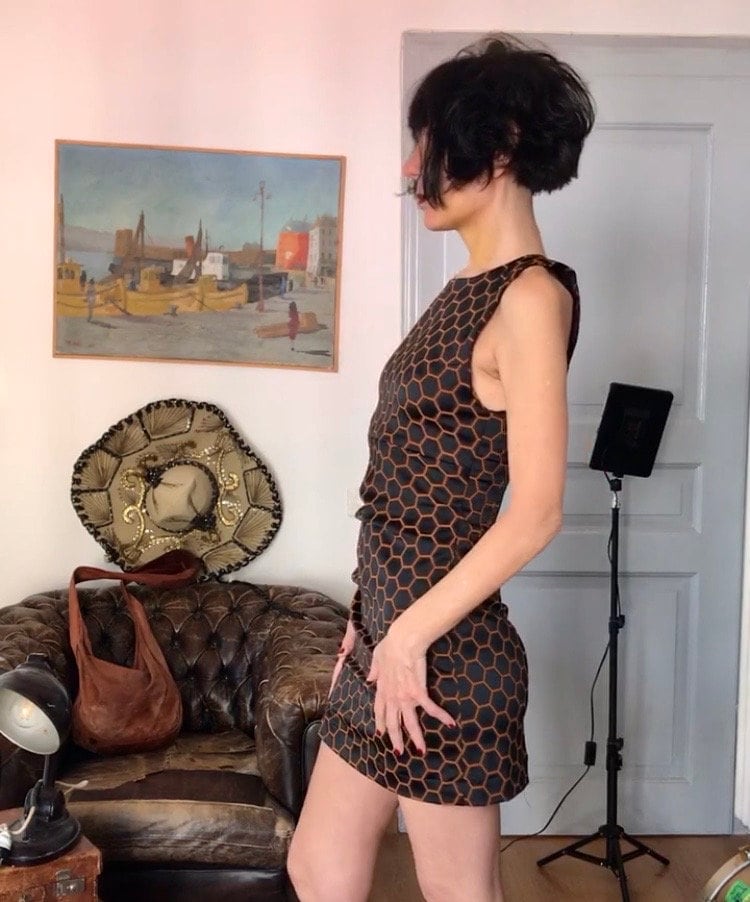 Tailliertes Kleid - Schwarzes Etuikleid Stretch-Minikleid Bienenstock-Print-Kleid Kurzes Handgefertigte Kleidung Stretch-Top von atelierPop