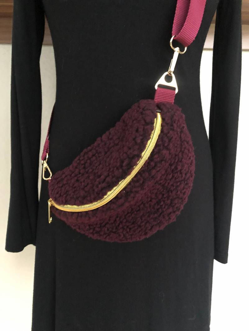 Body Bag, Hip Bordeauxrot, Teddyfell von atelieranikoe