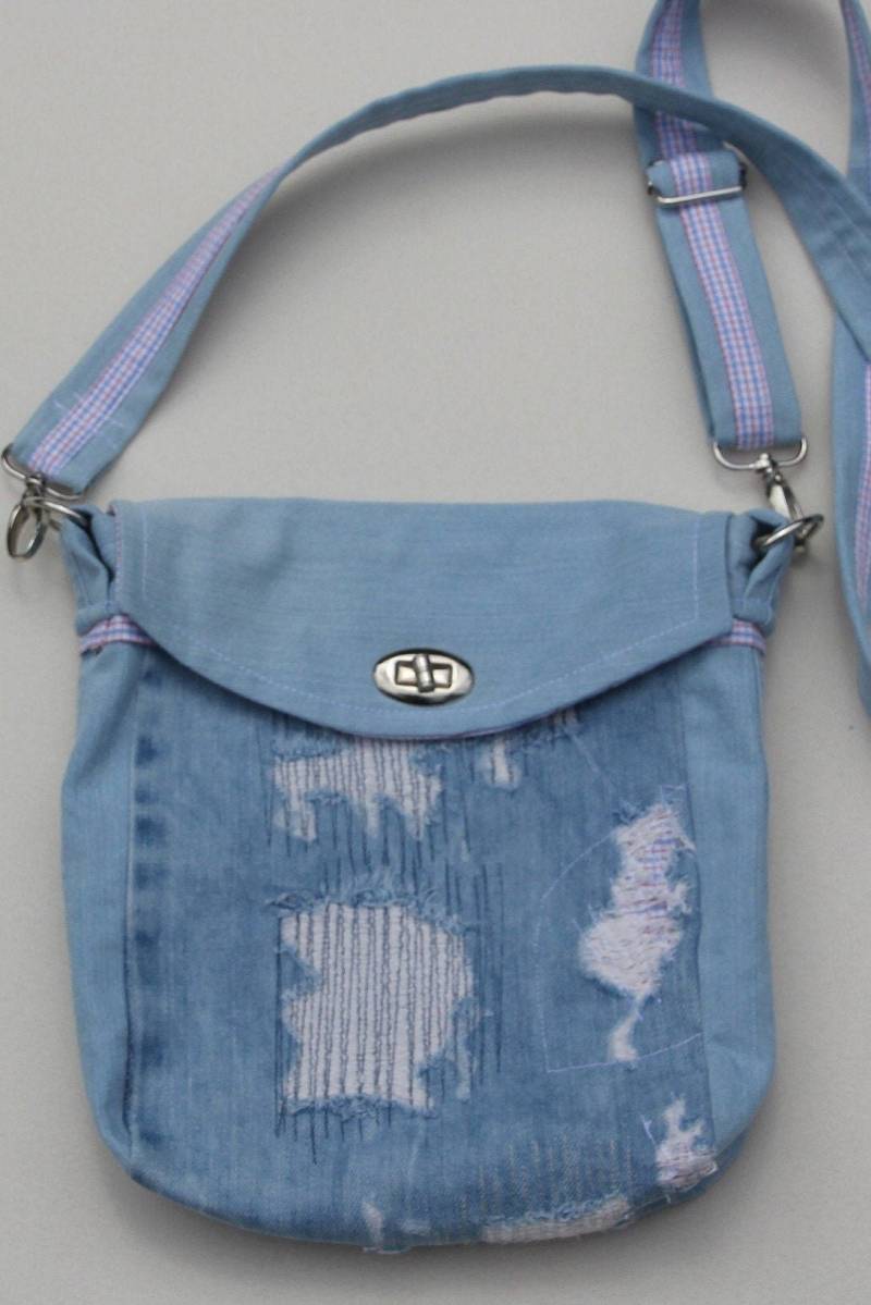 Jeans-Upcycling, Kleine Flippige Jeanstasche, Unikat von atelieranikoe