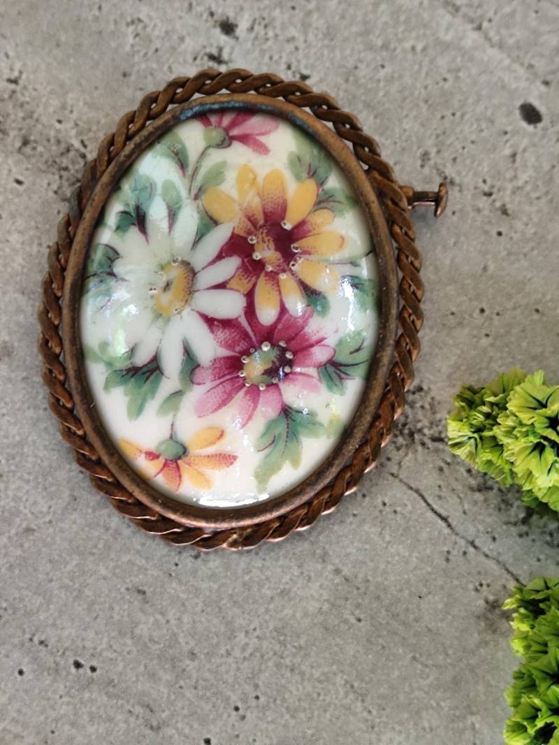 Seltene Limoges Porzellan Blumenbrosche von atelierdemadamerose