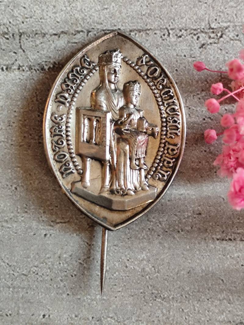 Seltene Religiöse Brosche Anstecknadel Unsere Liebe Frau Von Orcival von atelierdemadamerose