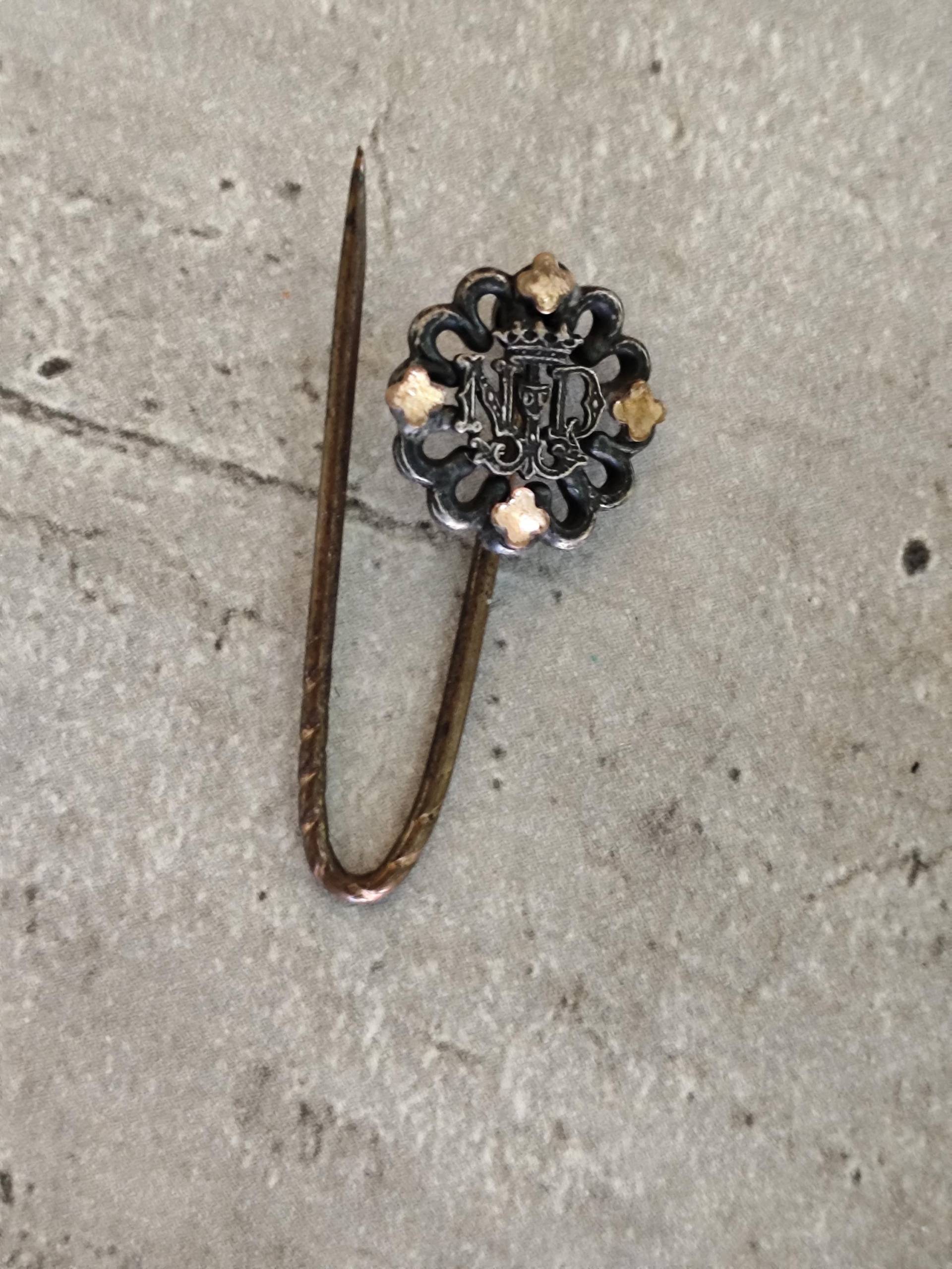 Vintage Notre Dame Anstecknadel Aus Messing von atelierdemadamerose