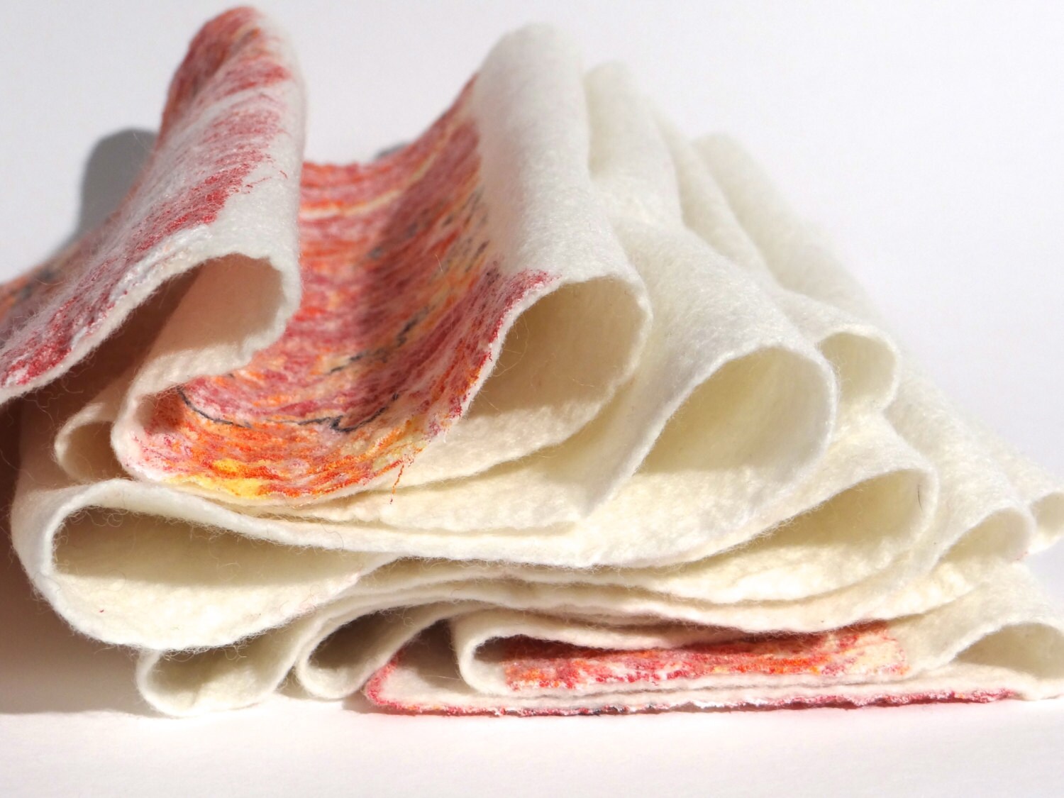 Schal Aus Woll-/Seidemischung, Weiß Mit Orangetönen. Zarte Handgemachte Filz, Weich Und Warm. Geschenkidee Zum Valentinstag von atelierflorine