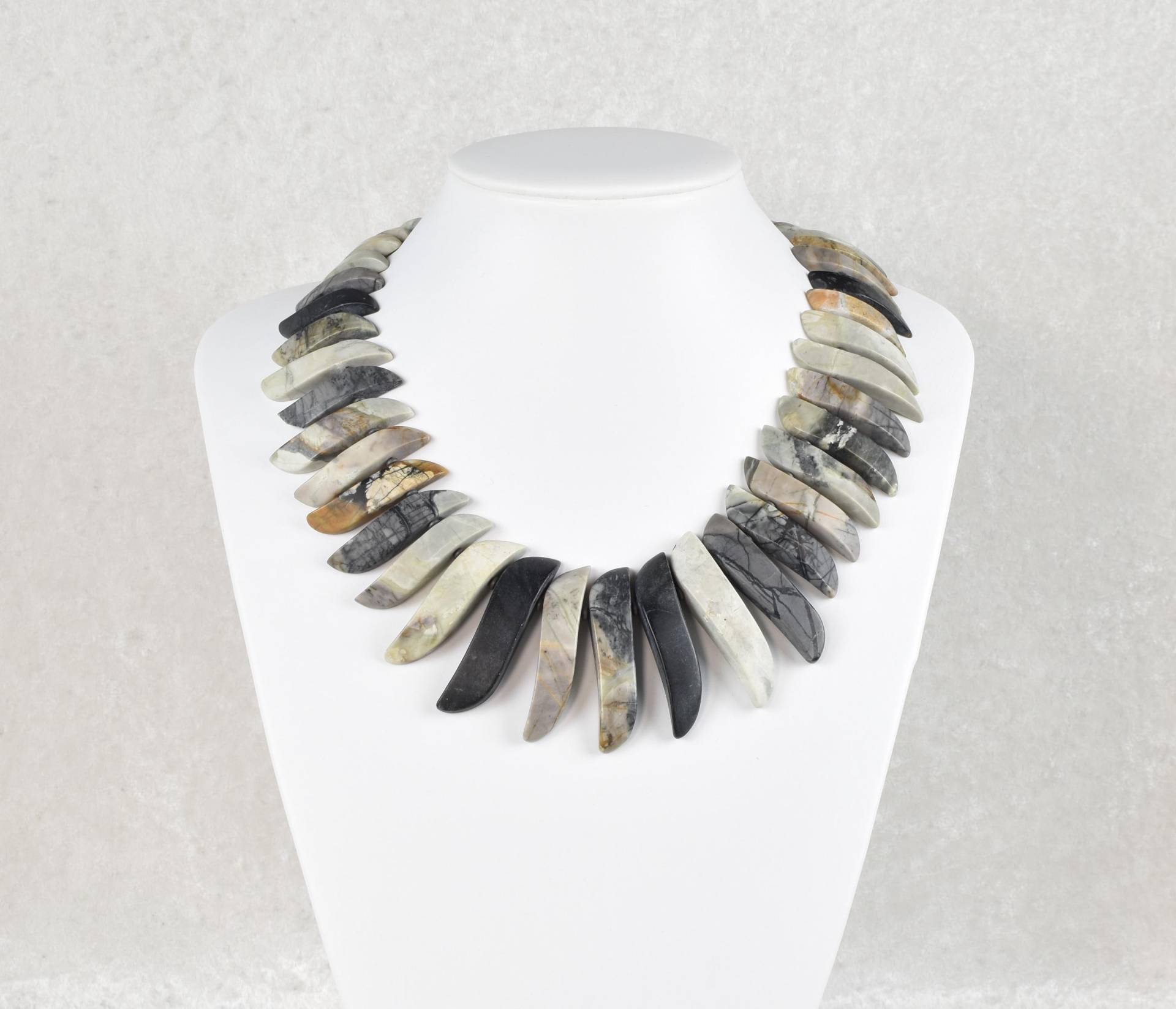 Edelstein-Kette, Grauer Jaspis, Picasso-Jaspis, Kragen-Collier, Statement-Kette, Aus Wellenförmigen Jaspis-Elementen Edelstein-Kette, Grauer Jaspis, Picasso-Jaspis, Kragen-Collier, Statement-Kette, Aus Wellenförmigen Jaspis-Elementen von atelieriede