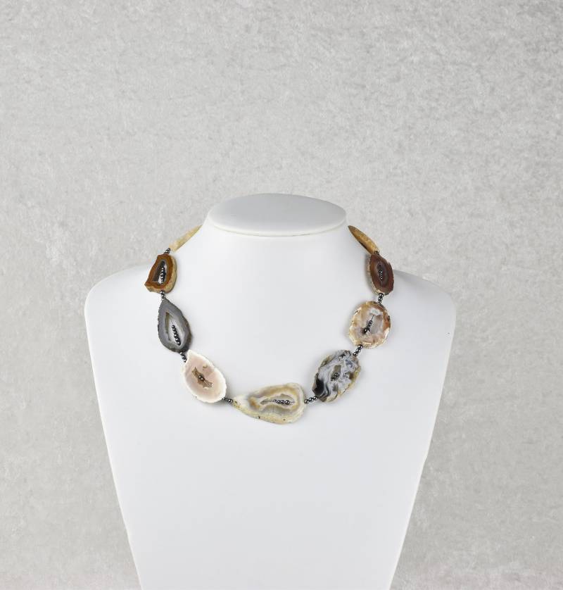 Halskette Aus Achatdrusen-Scheibchen | Verschiedenfarbig, Aufgezogen Mit Hämatit-Kügelchen, Unikat von atelieriede