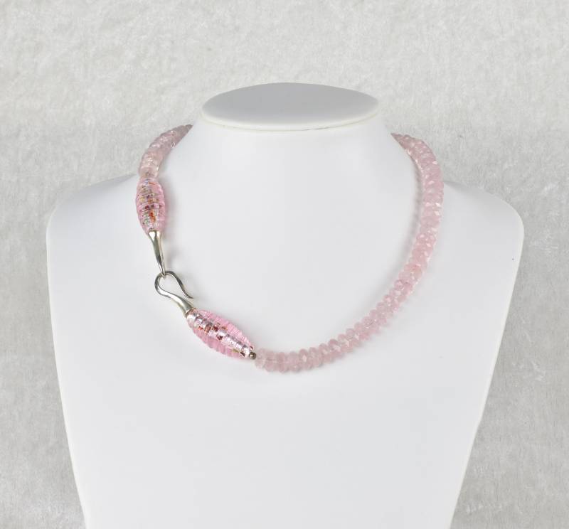 Rosenquarzkette, Halskette, Mit Eingearbeiteten Glaselementen Und Silbernem Hakenschloß von atelieriede