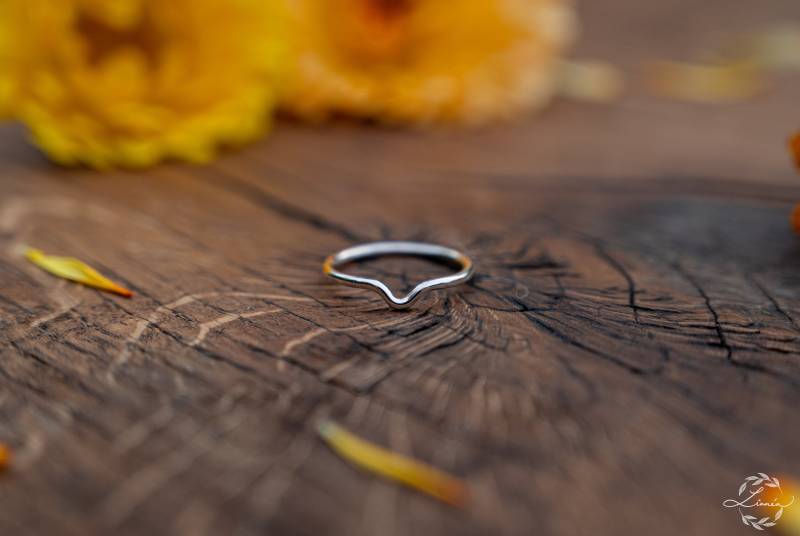 Feiner Ring Aus Sterlingsilber Mit Kleinem Dreieck Stapelring Schlichtes Design Von Atelier Linnéa von atelierlinnea