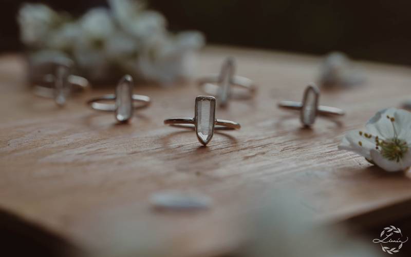Feiner Ring Aus Sterlingsilber Mit Roh Belassenem Bergkristall Von Atelier Linnéa von atelierlinnea