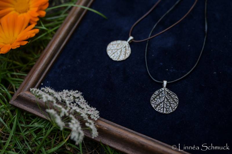 Runder Anhänger Aus Sterlingsilber Mit Natürlicher Blattstruktur Von Atelier Linnéa von atelierlinnea