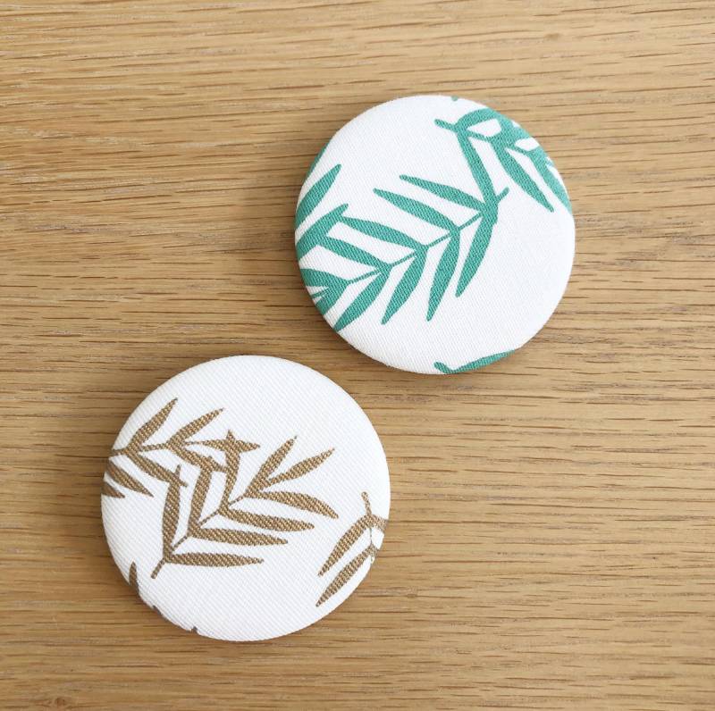 Duo De Badges Saule En Tissu Vert Et Or Imprimés Sérigraphie von atelierlucette