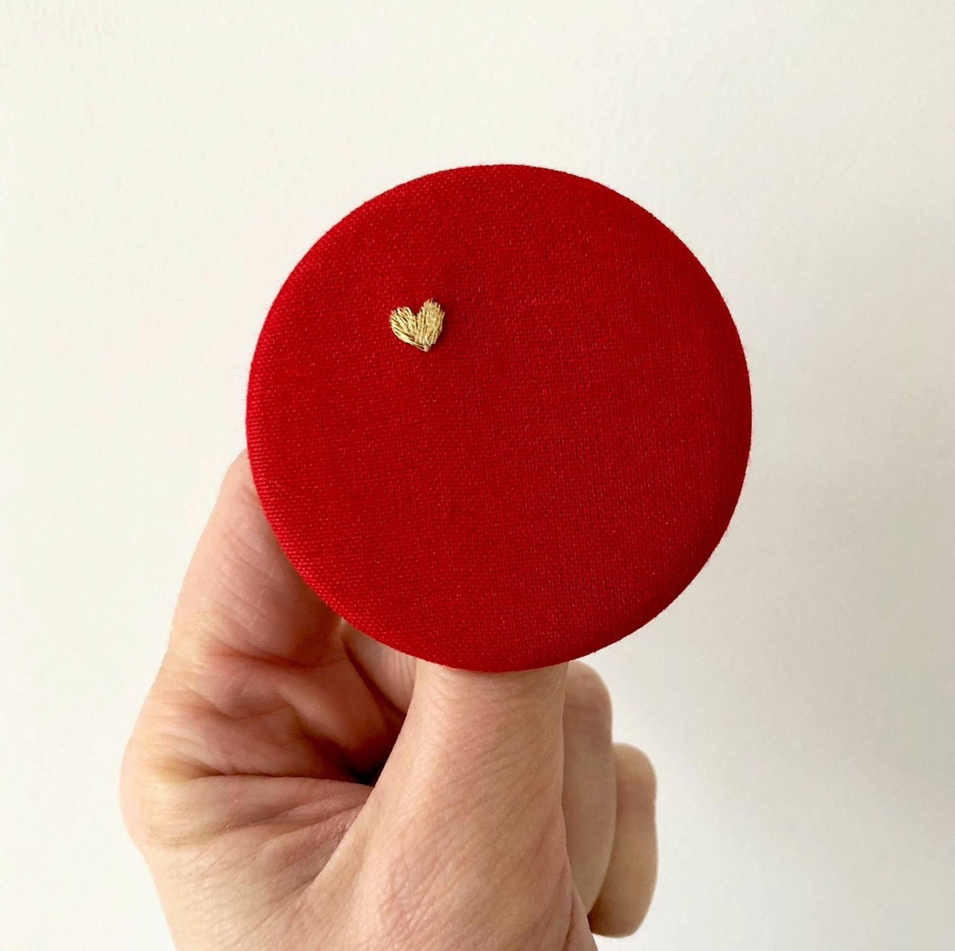 Runde Love Brosche Aus Goldenem Und Rotem Stickstoff von atelierlucette