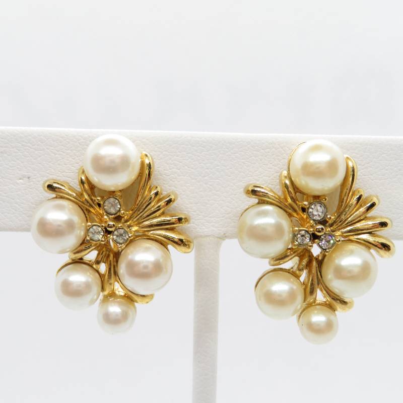 Vintage Ohrclips, Kunstperle Und Strass Schmuck, Gold Ton Ohrringe, Weiß Retro Schmuck Vintage Ohrclips, Kunstperle Und Strass Schmuck, Gold Ton Ohrringe, Weiß Retro Schmuck von atgrandmastable