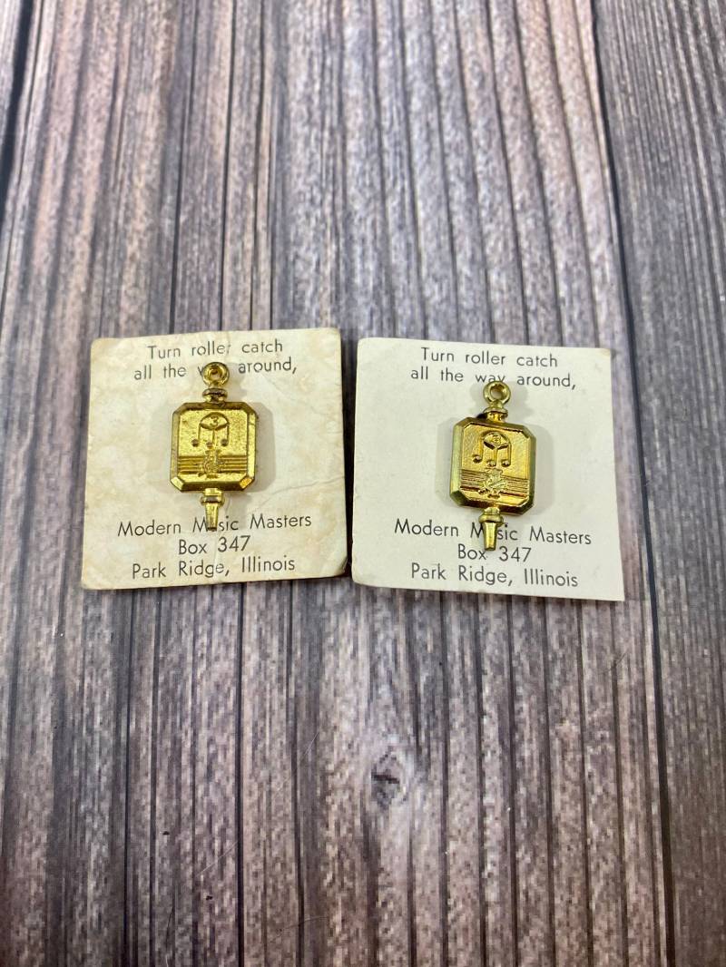 2Er Set Vintage Modern Music Masters Alumni Anstecknadeln Tri M Logo von atomickitkatvintage
