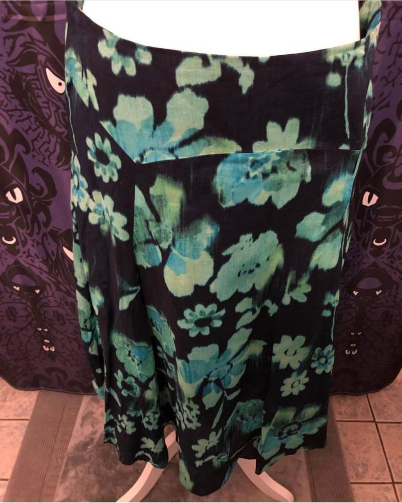 Frauengröße 8 Blumenküchen Frauengröße 8 Blumenküchen von atomickitkatvintage