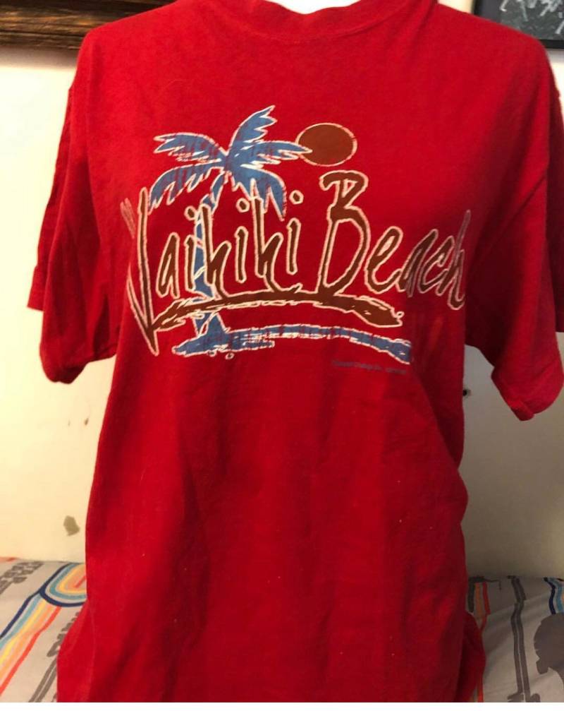 Herren-Medium Waikiki Beach T-Shirt von atomickitkatvintage