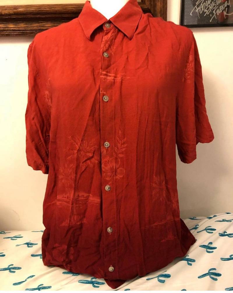 Männer Sind Mit Einem Großen Roten Auf Rotem Hawaii-Shirt Ausgestattet Männer Sind Mit Einem Großen Roten Auf Rotem Hawaii-Shirt Ausgestattet von atomickitkatvintage