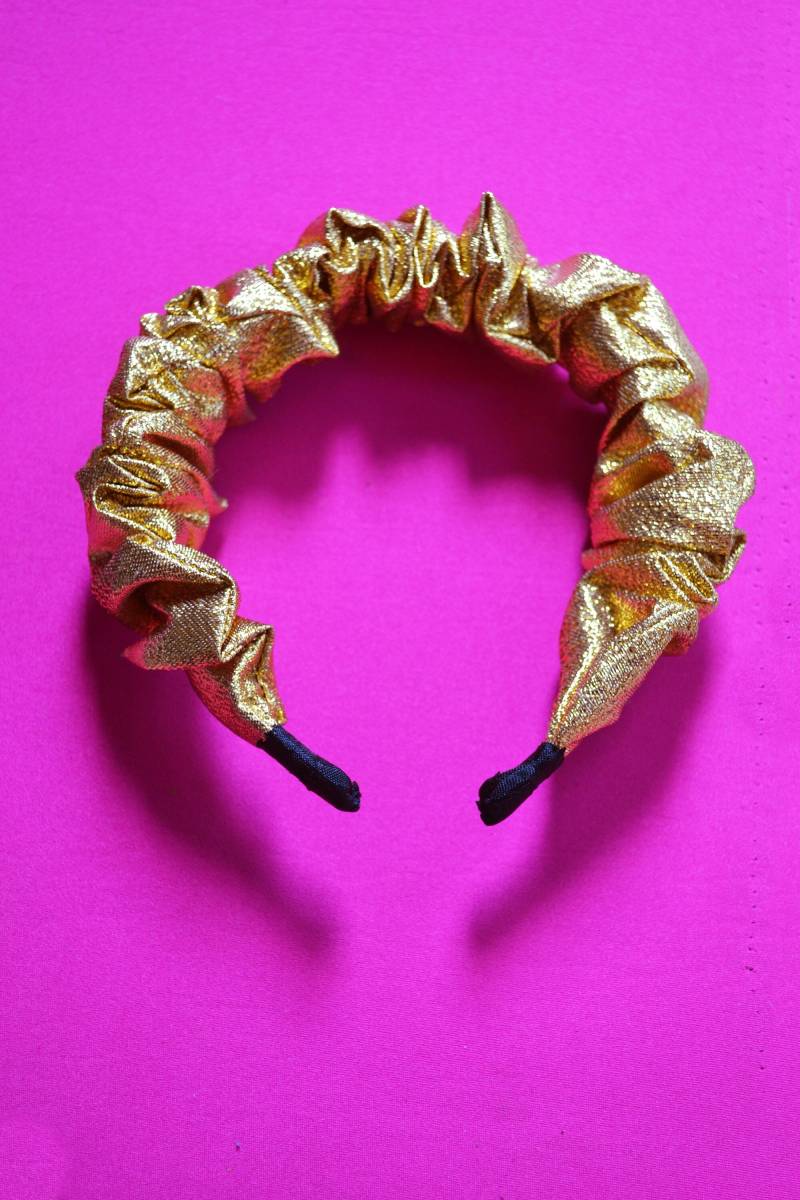 Gold Haarband Scrunchie Krone - Funky Haar Accessoire Funkelnder Upcycled Stil Maximalist Umweltfreundliches Geschenk Gold Haarband Scrunchie Krone - Funky Haar Accessoire Funkelnder Upcycled Stil Maximalist Umweltfreundliches Geschenk von atotalworkofart