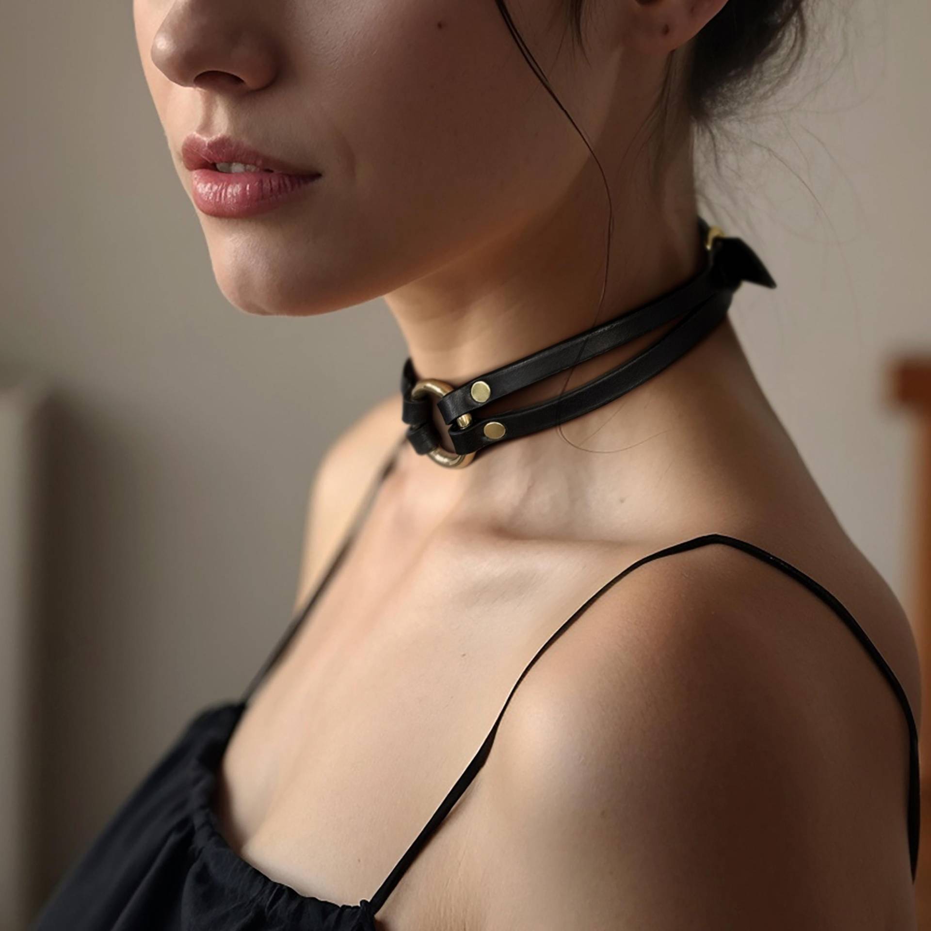 Oska Schmales Schwarzes Lederhalsband - Sattlerleder Mit Massivem Messingteil. Verstellbar in Drei Größen Luxuriöse Nackenbetonung, Handgefertigt Oska Schmales Schwarzes Lederhalsband - Sattlerleder Mit Massivem Messingteil. Verstellbar in Drei Größen Luxuriöse Nackenbetonung, Handgefertigt von atticusivy