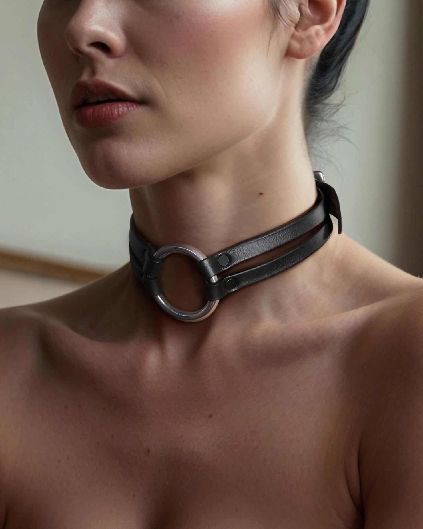 Schwarzes Lederhalsband Oska - Sattlerleder Mit Edelstahl-Verschluss. Verstellbar in Drei Größen Luxuriöse Nackenbetonung, Handgefertigt Wien Schwarzes Lederhalsband Oska - Sattlerleder Mit Edelstahl-Verschluss. Verstellbar in Drei Größen Luxuriöse Nackenbetonung, Handgefertigt Wien von atticusivy