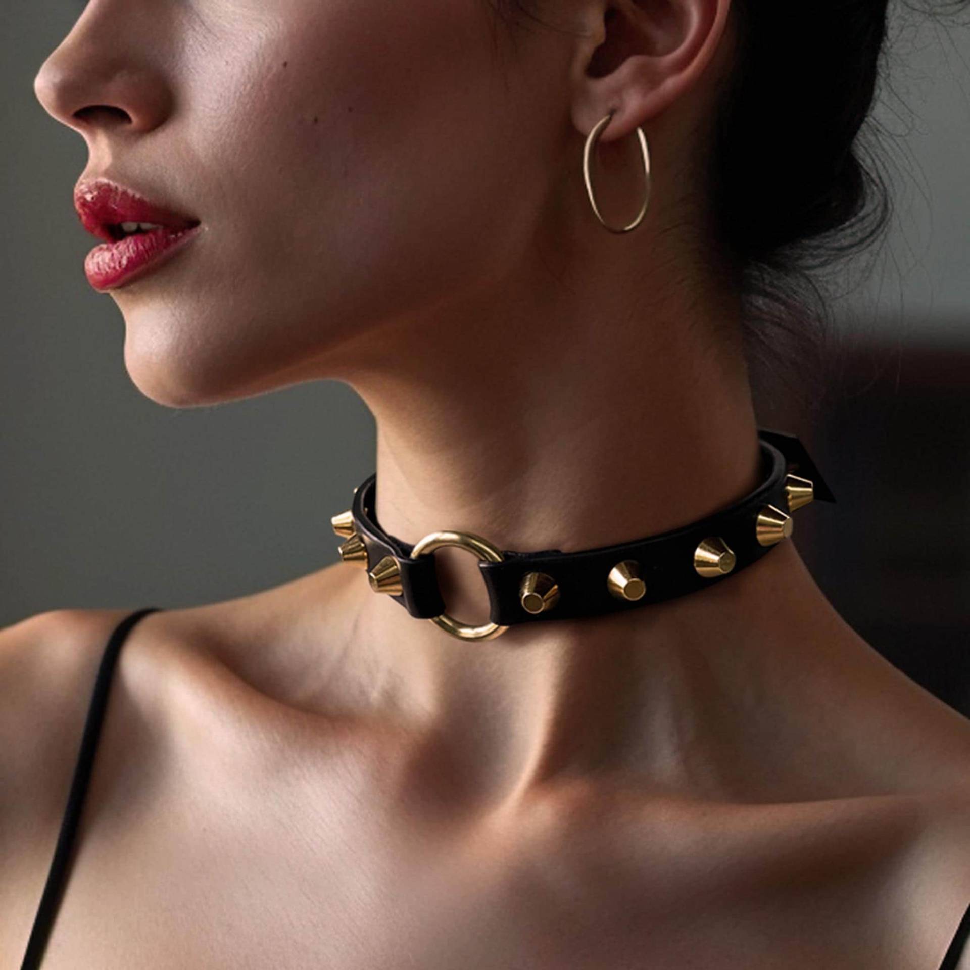 Schwarzes Lederhalsband - Saska Aus Sattlerleder Mit Flachen Spike-Nieten Und Messing-Hardwares. Verstellbar in Drei Größen Handmade Wien von atticusivy