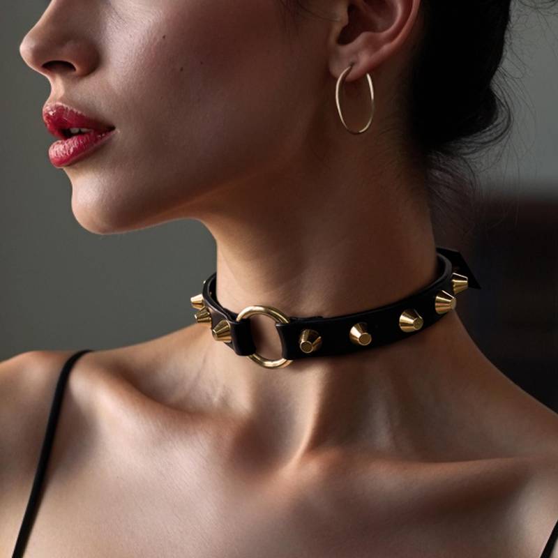 Schwarzes Lederhalsband - Saska Aus Sattlerleder Mit Flachen Spike-Nieten Und Messing-Hardwares. Verstellbar in Drei Größen Handmade Wien von atticusivy