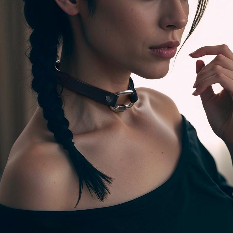 Schwarzes Lederhalsband Sora - Sattlerleder Mit Edelstahlpatte. Verstellbar in Drei Größen Luxuriöse Nackenbetonung, Handgefertigt Wien Schwarzes Lederhalsband Sora - Sattlerleder Mit Edelstahlpatte. Verstellbar in Drei Größen Luxuriöse Nackenbetonung, Handgefertigt Wien von atticusivy