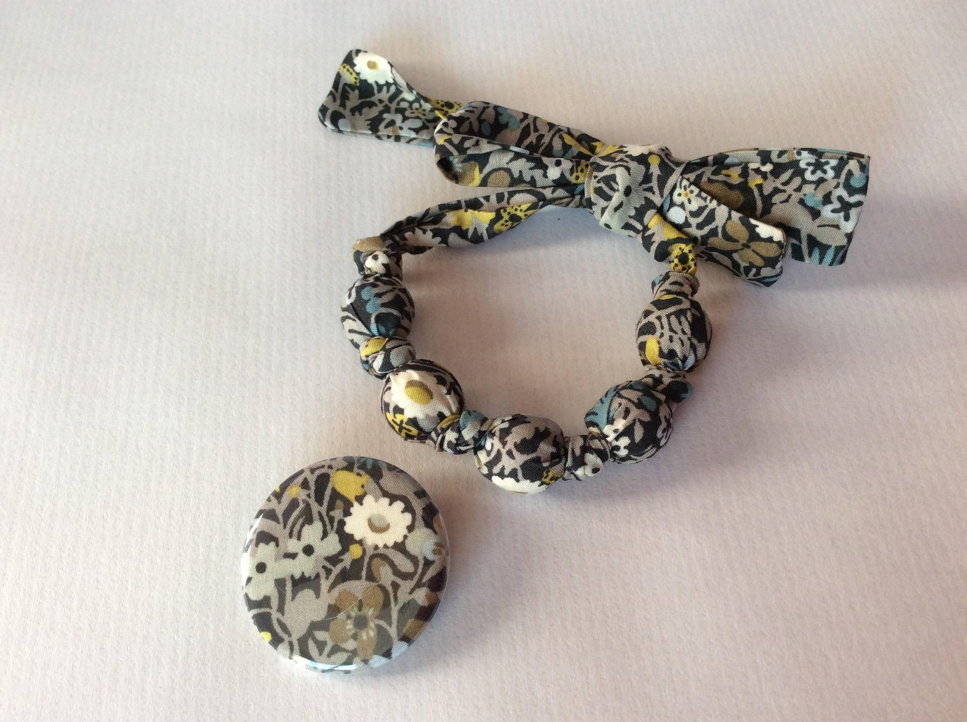 Armband Und Abzeichen Liberty Fitzgerald Taupe Armband Und Abzeichen Liberty Fitzgerald Taupe von auboutdufililya