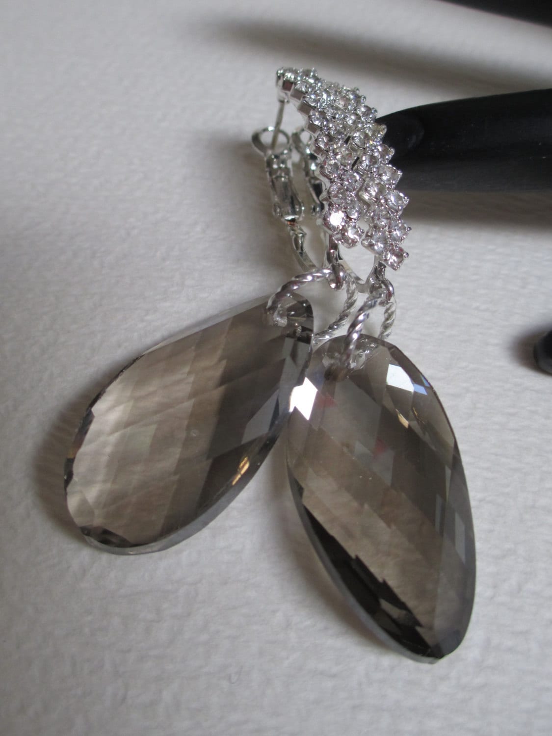 Clearance Rauchkristall Prisma Pierced Ohrringe Silber Ton Strass Clearance Rauchkristall Prisma Pierced Ohrringe Silber Ton Strass von audreymivey