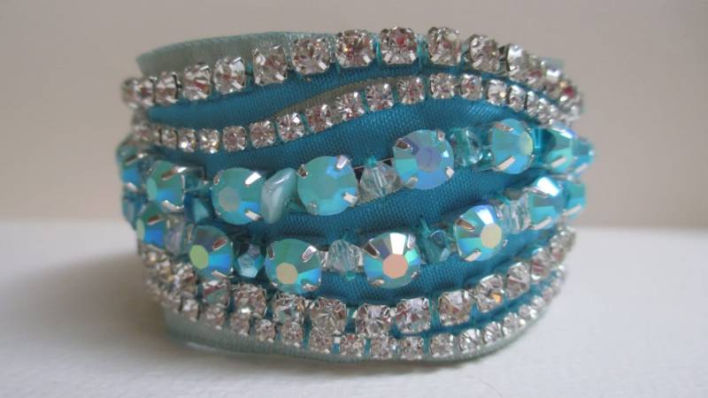 Clearancecuff Armband Blau Aqua Strass Wellen Satinstoff Clearancecuff Armband Blau Aqua Strass Wellen Satinstoff von audreymivey
