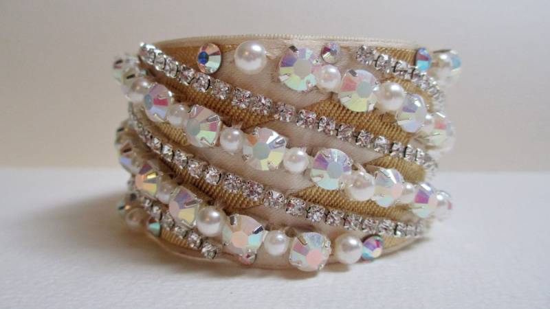 Clearancecuff Armband Creme Beige Gold Harlekin Satin Stoffband Strass Perlen Clearancecuff Armband Creme Beige Gold Harlekin Satin Stoffband Strass Perlen von audreymivey