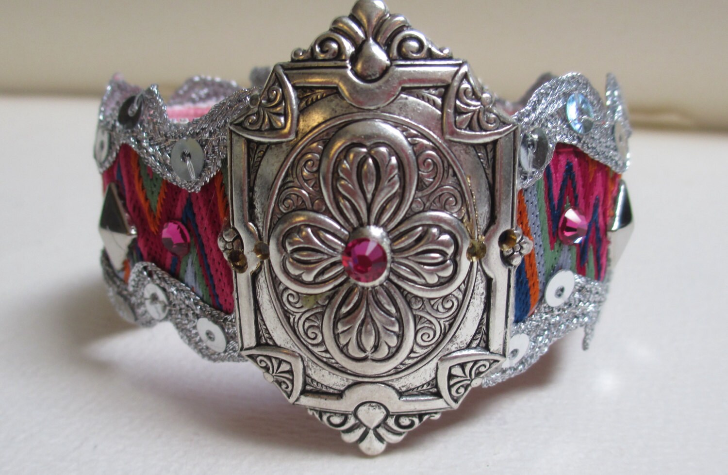 Clearancecuff Armband Fuchsia Brokat Silber Ohrstecker Kristalle Pailletten Clearancecuff Armband Fuchsia Brokat Silber Ohrstecker Kristalle Pailletten von audreymivey