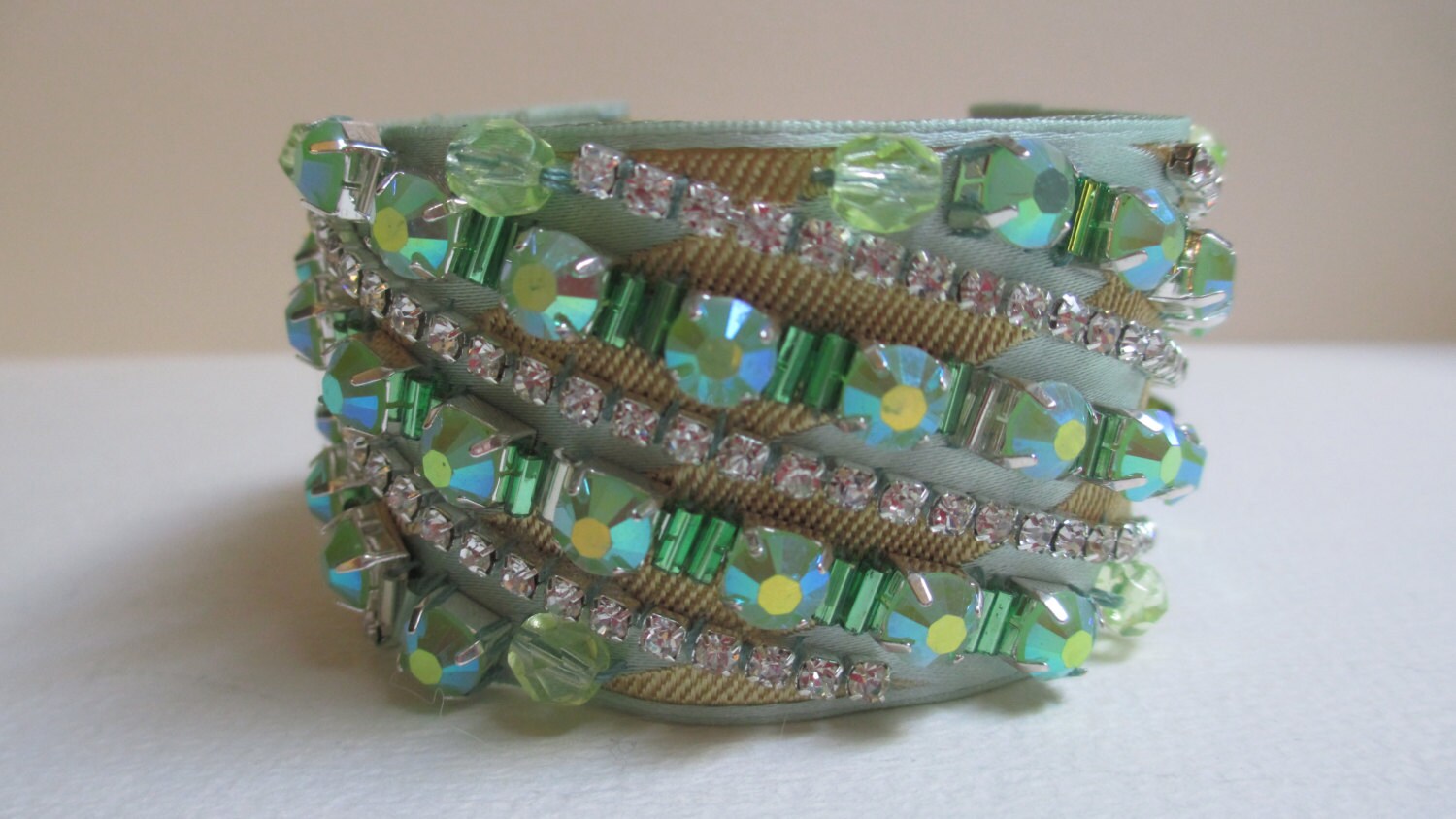 Clearancecuff Armband Hellgrün Strass Kette Handperlen Satin Clearancecuff Armband Hellgrün Strass Kette Handperlen Satin von audreymivey