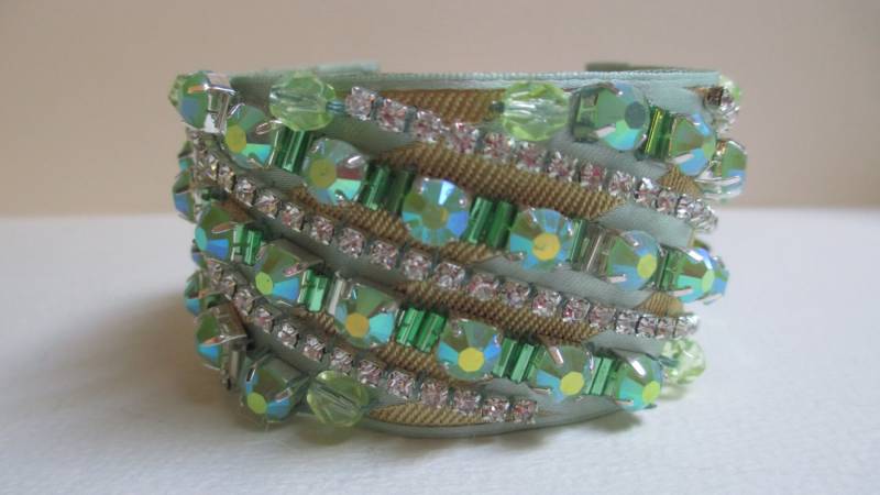 Clearancecuff Armband Hellgrün Strass Kette Handperlen Satin von audreymivey