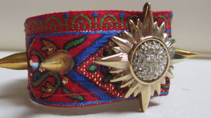 Clearancecuff Armband Rot Brokat Gold Ohrstecker Spikes Kristalle Clearancecuff Armband Rot Brokat Gold Ohrstecker Spikes Kristalle von audreymivey