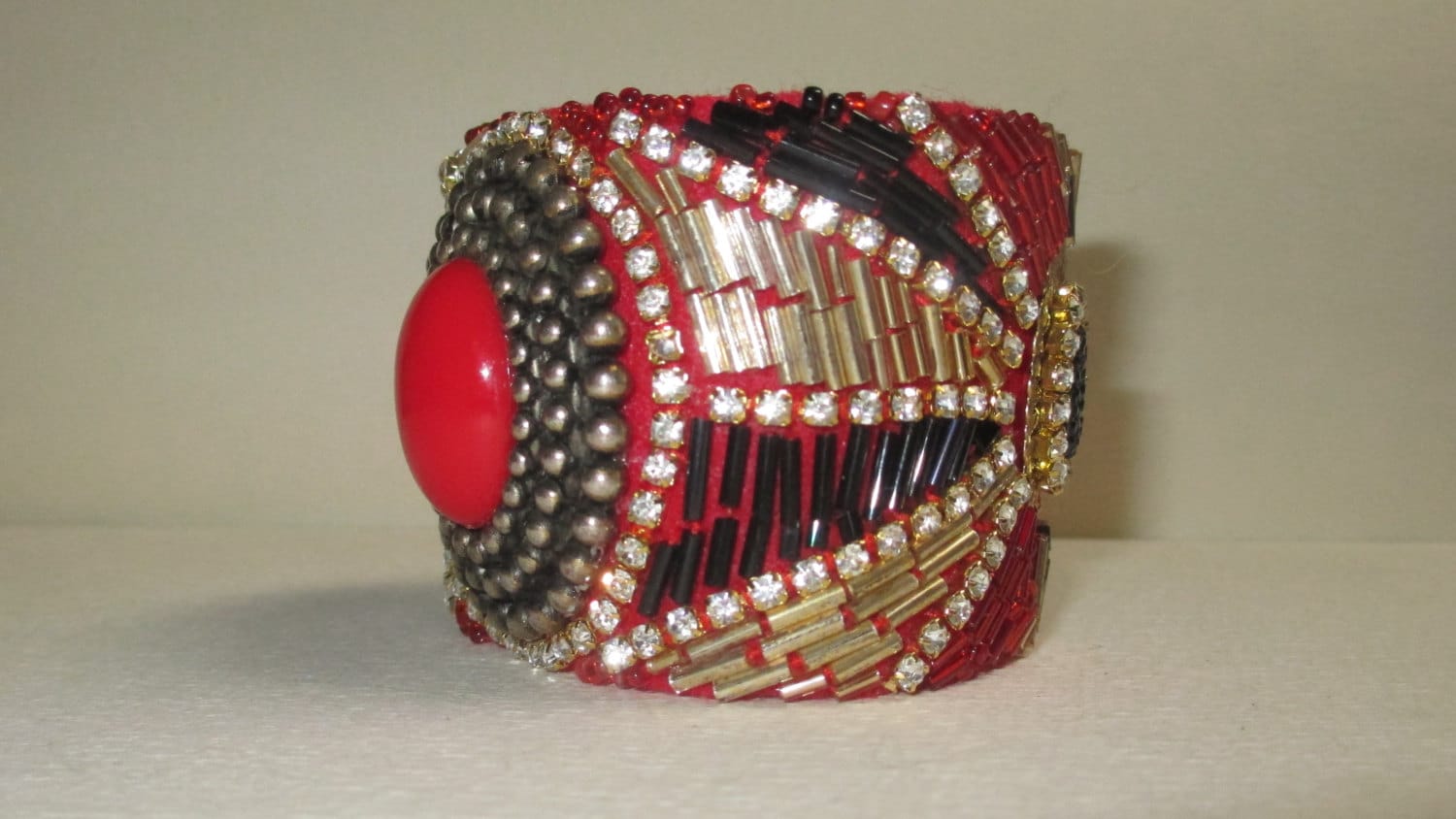 Clearancecuff Armband Rot Schwarz Gold Strass Perlenstoff Clearancecuff Armband Rot Schwarz Gold Strass Perlenstoff von audreymivey