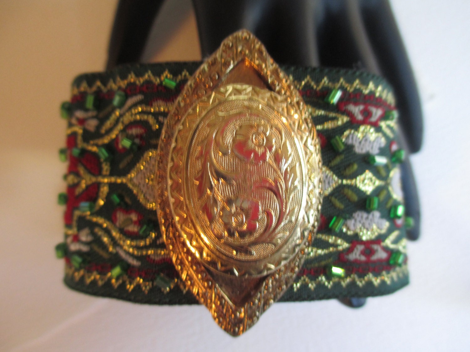 Clearancecuff Armband Smaragd Waldgrün Brokat Goldton Vintage Clearancecuff Armband Smaragd Waldgrün Brokat Goldton Vintage von audreymivey
