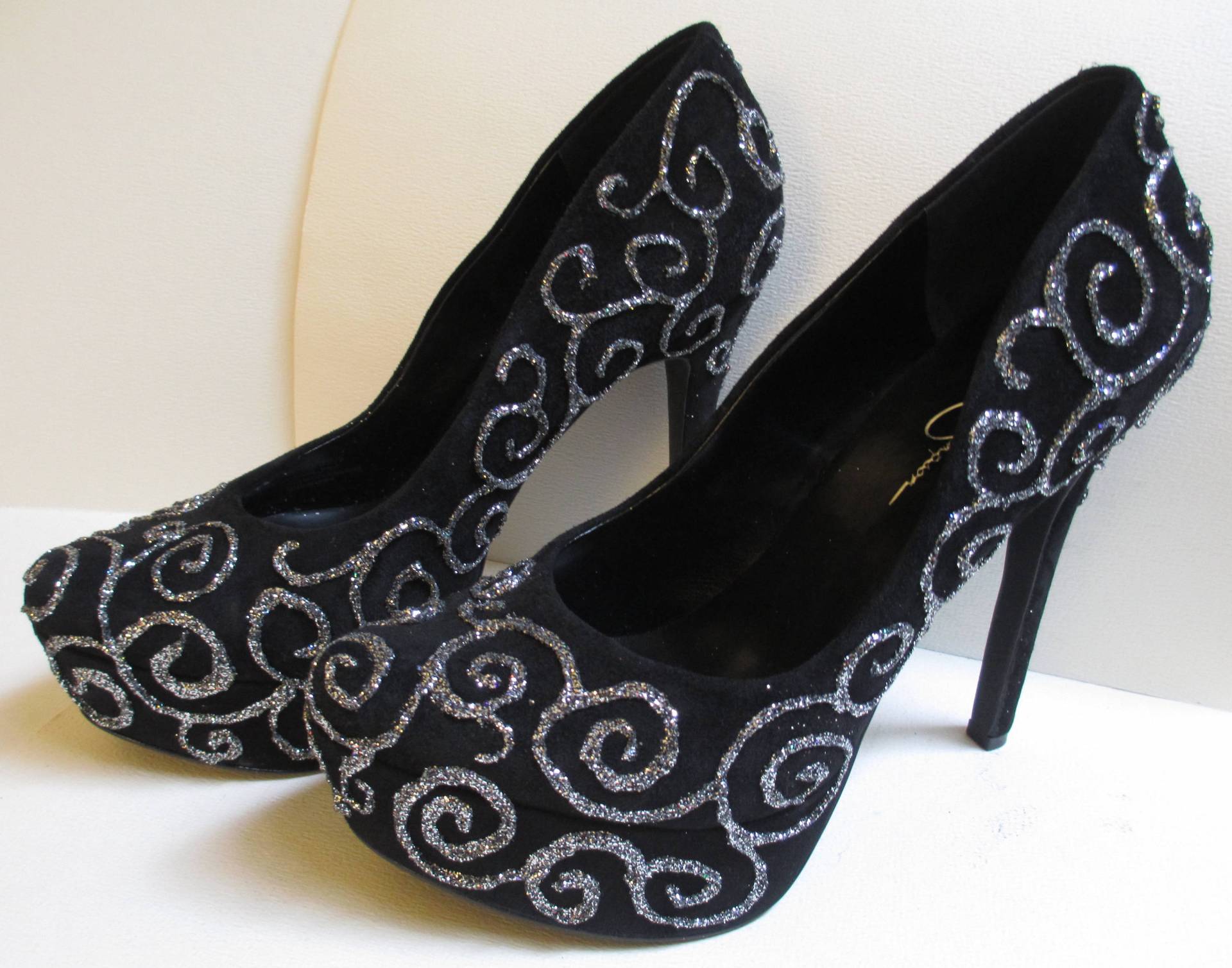 Sale Größe Us9 1/2 Schwarze Wildleder Pumps Silber Glitzer Swirl Fabulous Sale Größe Us9 1/2 Schwarze Wildleder Pumps Silber Glitzer Swirl Fabulous von audreymivey