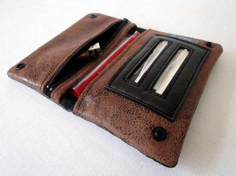 Tabakbeutel, Tabaktasche in Ebenholz-Wildlederoptik Und Schwarzem Kunstleder Tabakbeutel, Tabaktasche in Ebenholz-Wildlederoptik Und Schwarzem Kunstleder von aufildeSyl