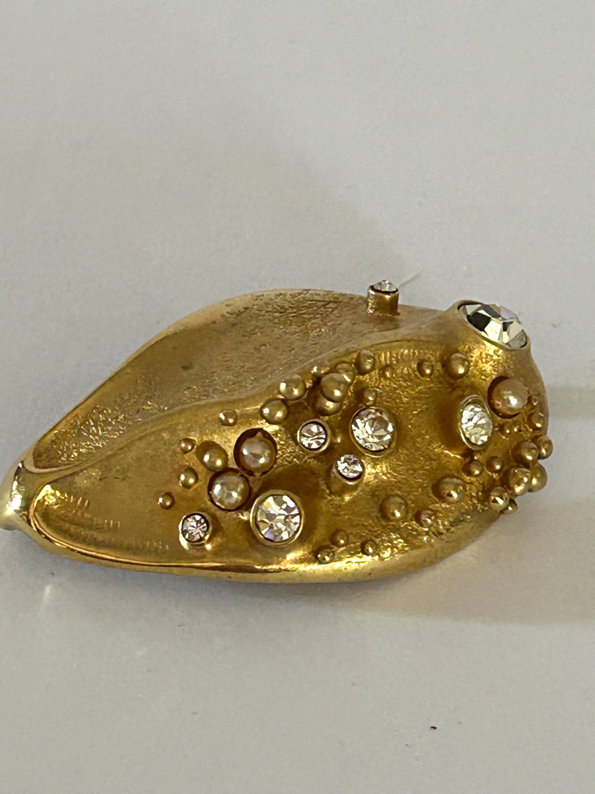 Christian Lacroix Vintage-Brosche Mit Swarovski-Kristallen Und Perlen von aufinvintage