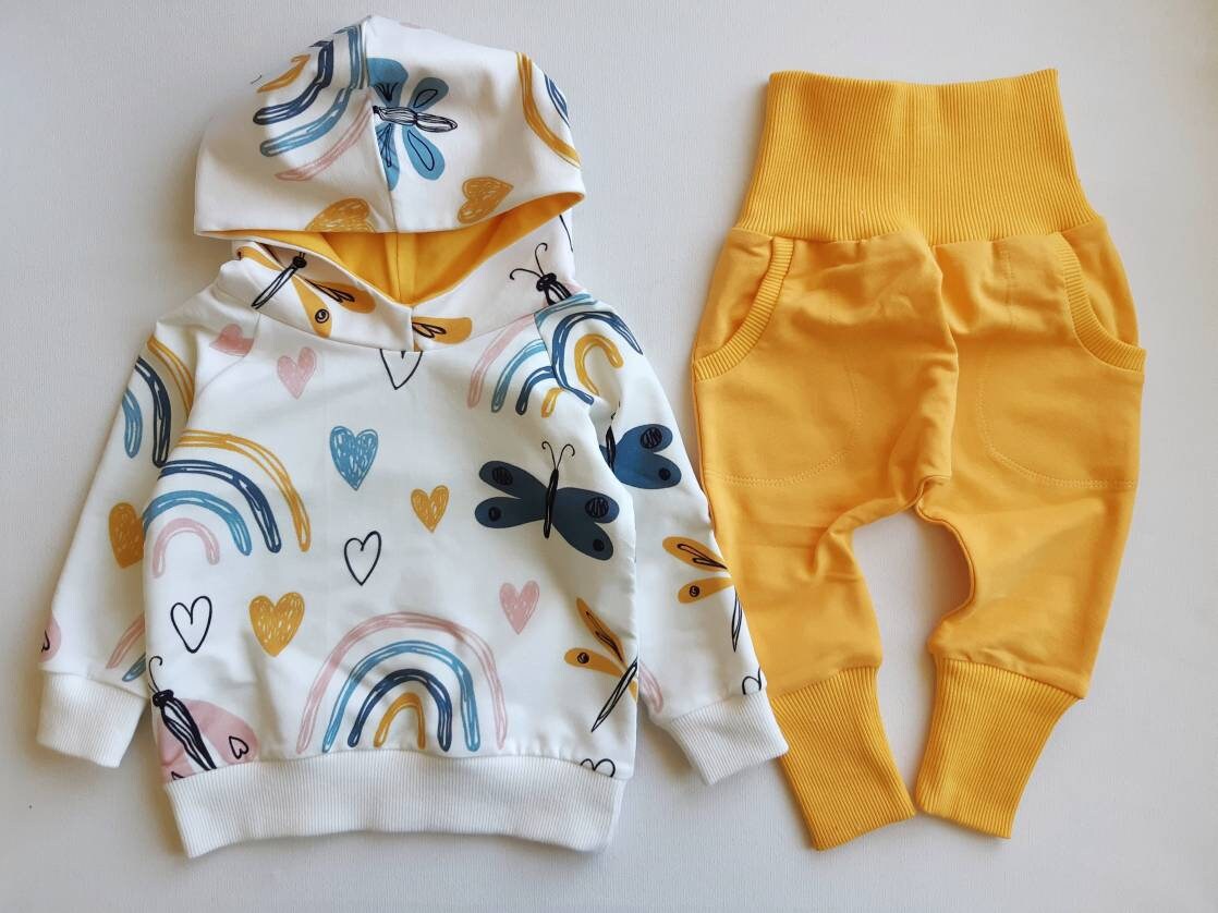 Baby Hoodie Und Hose Set Mit Schmetterlingen Regenbogen/Weißes Sweat Set Gelbe Harem von aukiduki