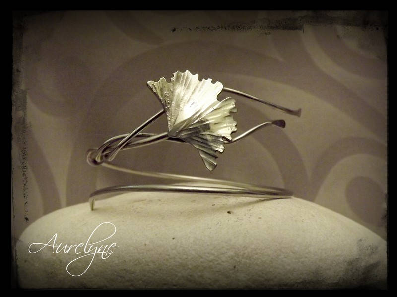 Verstellbares Edelstahlarmband Tale „The Elderflower Fairy" Mit Ginkgo-Biloba-Blatt Und Traumhafter Elfenfee-Verflechtung Verstellbares Edelstahlarmband Tale „The Elderflower Fairy" Mit Ginkgo-Biloba-Blatt Und Traumhafter Elfenfee-Verflechtung von aurelynebijoux