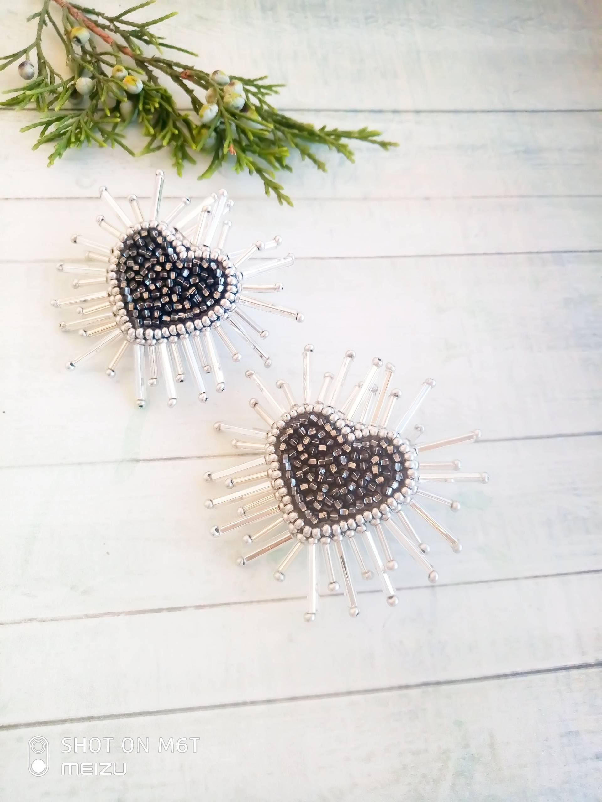 Grau Silber Herzen Ohrringe Sparkle Herz Glänzende Ohrstecker Perlen Mode Trendy Grau Silber Herzen Ohrringe Sparkle Herz Glänzende Ohrstecker Perlen Mode Trendy von avdmarinabeads