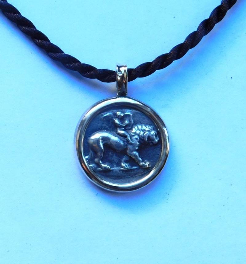 Amor Auf Löwe | Ewige Liebe 14K Und Sterling Silber Amor Auf Löwe | Ewige Liebe 14K Und Sterling Silber von averidesigns