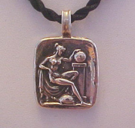 Venus, Göttin Der Schönheit Und Liebe Sterling Silber Anhänger von averidesigns
