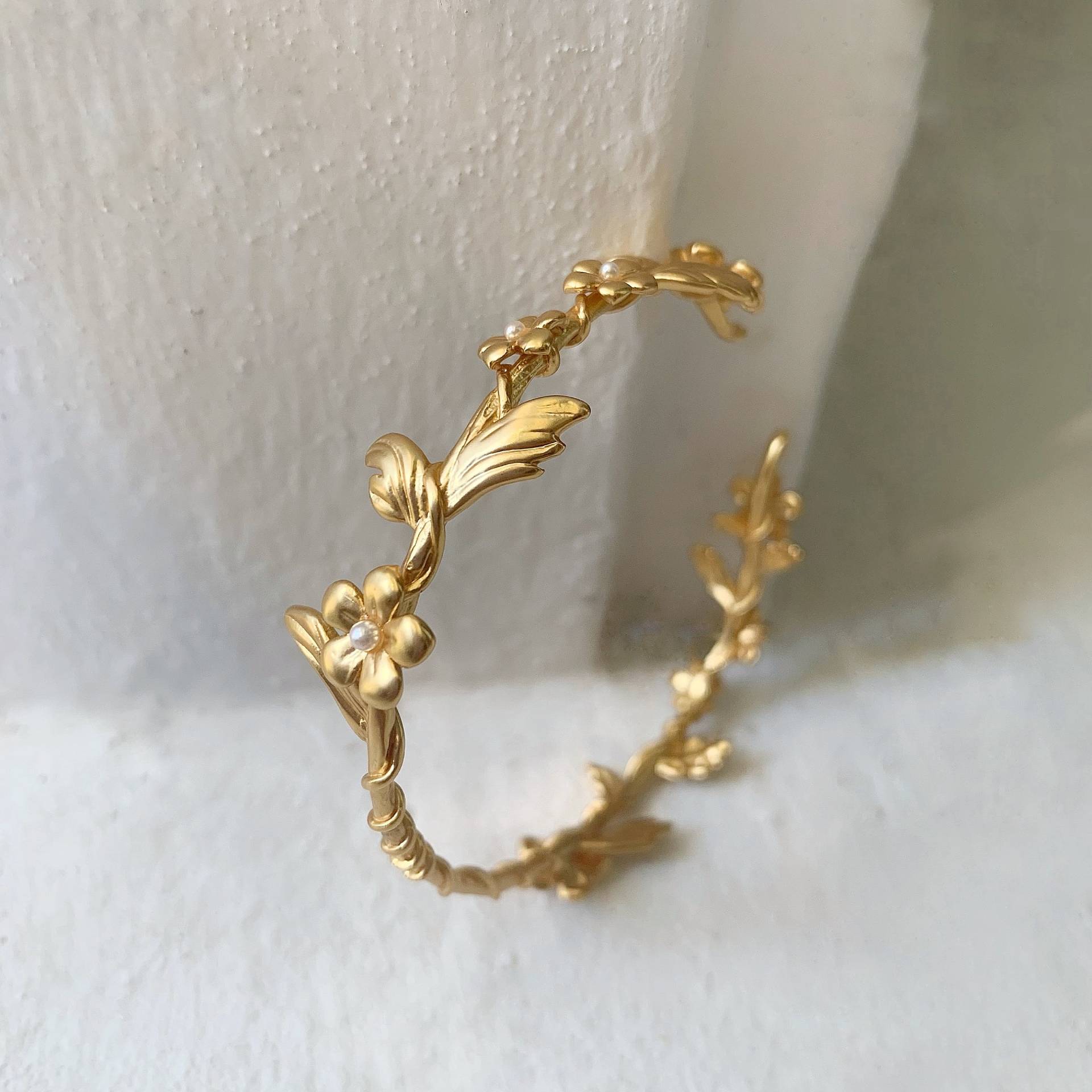 Blumenstrauß Armband, Blühendes Gold Wickelarmband, Goldener Armreif, Verstellbar, Boho Brautschmuck, Brautjungfer Schmuck von avigailadam