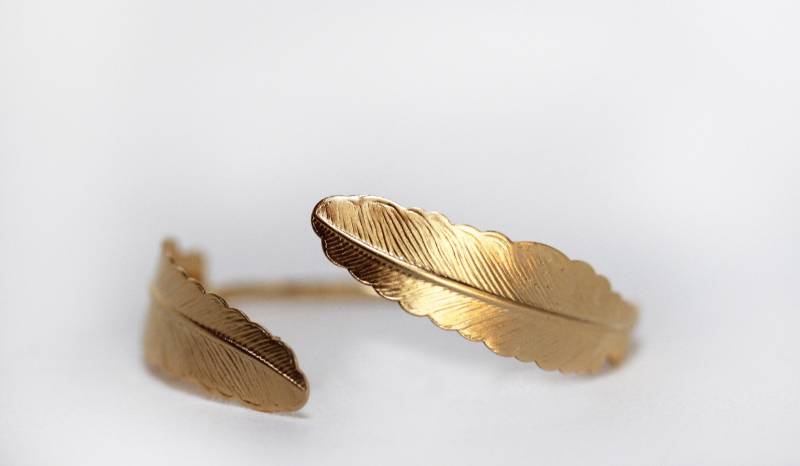 Kleine Feder Arm Armband Manschette, Brautschmuck Hochzeit Armband, Gold Geschenk Für Braut, Boho Style, Chic von avigailadam