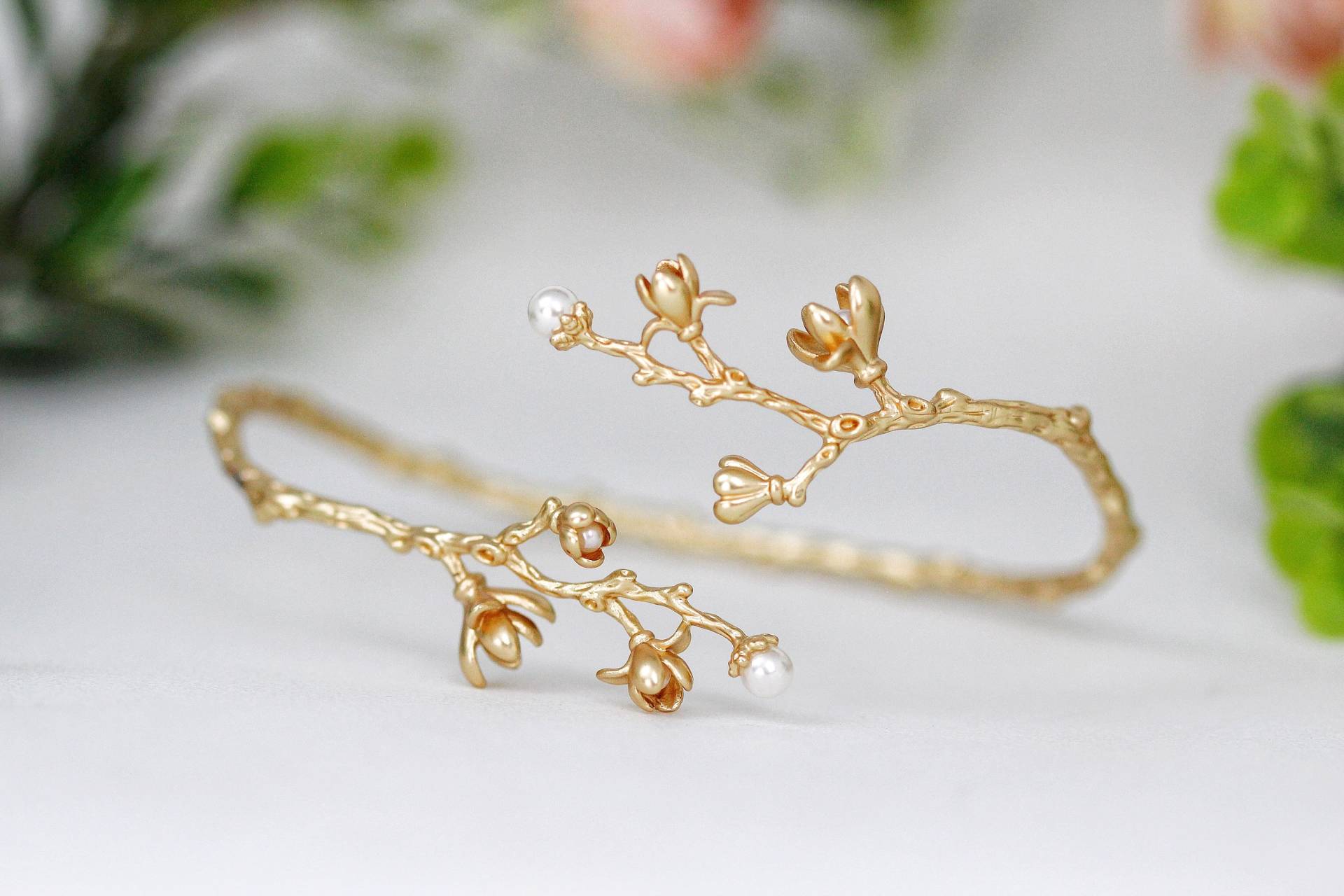 Magnolia Arm Band Floral Nature Inspiriert Armband Zierliche Blumen Handgemacht Brautschmuck Gold Blätter Perlen Zweig Hochzeit Boho von avigailadam